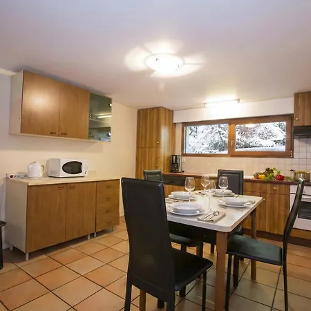 Chantey Mourry 67 & Sleeps 8-9 - Happy